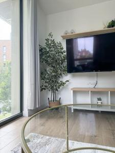 Spacious 2bed 2bath, 1 min walk to DLR, 4 mins to Canary Wharf