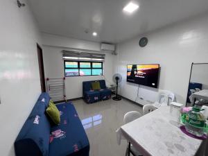 2BR Ground Level Entire Condo Central Aircon Sleeps 4