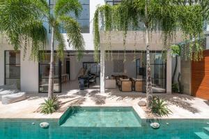 Casa Embra - Chic & Tropical 4-Bedroom Villa in Central Berawa