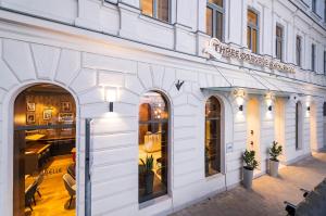 Three Corners Avenue Hotel