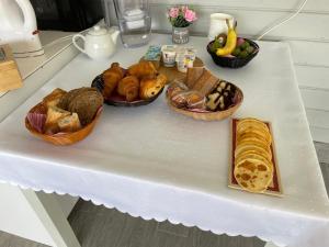 B&B / Chambres d'hotes L-Escale Arc-en-Ciel : photos des chambres