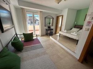 Triple Room with Terrace room in Navas14