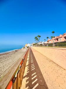 No1 - Beachfront Estepona, close to port, 2 bedroom, 2 bathroom, sleeps 5