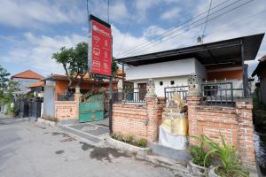 RedDoorz near Buleleng Harbour 2