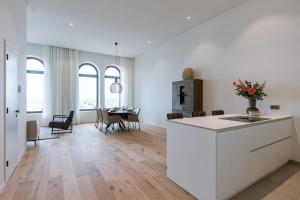 Huswell - Stunning seafront apartment with modern comforts and dike views