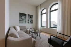 Huswell - Stunning seafront apartment with modern comforts and dike views