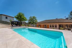 Gite des ifs piscine, jacuzzi dans le Beaujolais