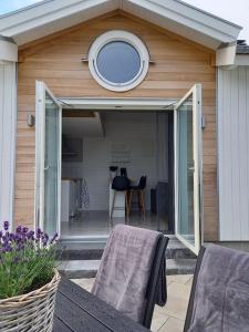 Accommodation close to the ocean on the West Coast