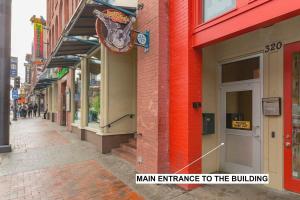 Broadway Penthouse Above Live Music & Bars