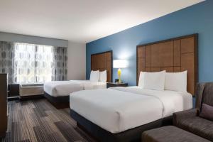 Queen Room with Two Queen Beds and Mobility/Hearing Access - Non-Smoking room in La Quinta by Wyndham Springfield Airport Plaza