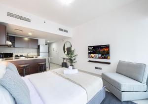 Lux Studio in JLT with Amazing View Next to the Metro - Dubai Arch tower