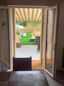 Maisons de vacances La grange en pierre - chic & piscine privee : photos des chambres