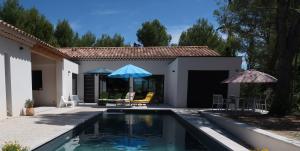 Villas Villa design Mazanel, piscine, vue Mont Ventoux et plaine, climatisation : photos des chambres