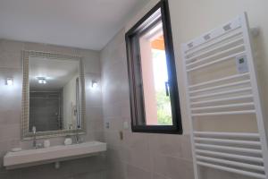 Villas Villa design Mazanel, piscine, vue Mont Ventoux et plaine, climatisation : photos des chambres