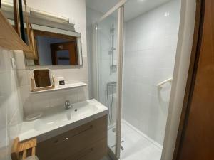 Appartement 5 pers, centre Cernix, piste & commerces, animaux admis, parking, balcon - FR-1-733-148