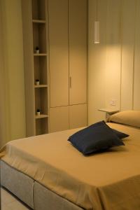 Habitación con cama grande y balcón
