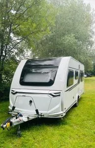 5 Sterne Wohnwagen direkt an der Messe - comfortable new caravan at fair trade - floor heating - 2 big beds - fully equipped home - auf Expo Plaza und Hannover Messe - Klimaanlage - Fussbodenheizung - reserved camping site on extra cost - Sehnde