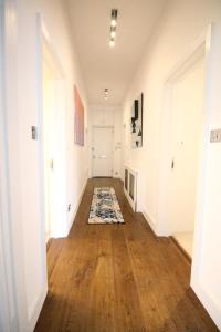 Contemporary 3 double bedroom 2 bathroom Haven in the heart of Chelsea Exquisite London Apartment with a Designers Touch