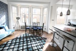 Contemporary 3 double bedroom 2 bathroom Haven in the heart of Chelsea Exquisite London Apartment with a Designers Touch