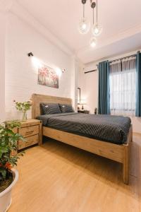 Ha Noi, 3 Bedrooms, Big Balcony, Super Location, Central