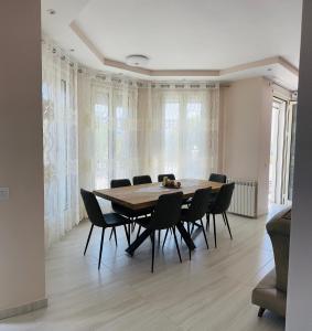 Rezidenca Dozhlani with Private Pool & Yard