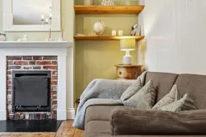 2 Bed Stylish Westgate Cottage Retreat, Winchester - Parking available, with Garden close to Cathedral - Sleeps 6, Pets welcome- Easter Offer! - by Blue Puffin Stays - 斯帕召特
