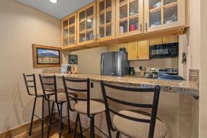 Great Rates! - Pool and Hot Tub, Short Walk to Slopes, Private Washer & Dryer
