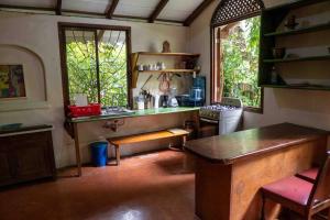 Casa Privada con parqueo, a 200 metros de la playa