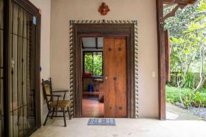 Casa Privada con parqueo, a 200 metros de la playa