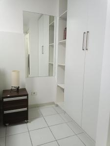 NA BEIRA MAR DE PAJUCARA- EDIF NEO- APARTAMENTO QUARTO E SALA - POSSUI VARANDA- VISTA LATERAL DO MAR-RUA JULIO PLECH FILHO 60 ESQUINA COM AVENIDA DOUTOR ANTONIO GOUVEIA - CONSUMO ELETRICO É PAGO No CKECK-OUT - 1 KWH É 1,35 REIAS - TEM TELA DE PROTE