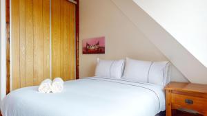 Spacious 4-Bedroom Penthouse Sleeps 8 - Great City View and Free Parking