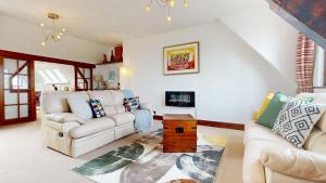 Spacious 4-Bedroom Penthouse Sleeps 8 - Great City View and Free Parking