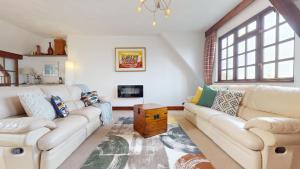 Spacious 4-Bedroom Penthouse Sleeps 8 - Great City View and Free Parking