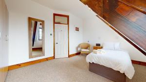 Spacious 4-Bedroom Penthouse Sleeps 8 - Great City View and Free Parking