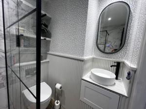 Boutique 2 storey home nr centre