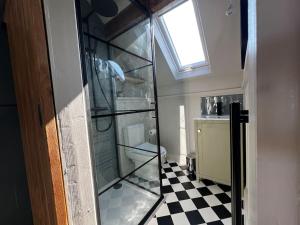 Boutique 2 storey home nr centre