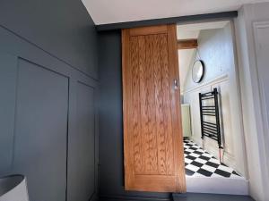 Boutique 2 storey home nr centre