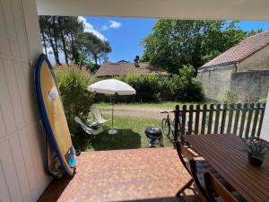 Appartement avec chambre, terrasse et jardinet proche plage, forêt pins, piste cyclable, lac