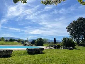 casa rural de un artista en plena naturaleza piscina y parque de esculturas en villarcayo - Butrera