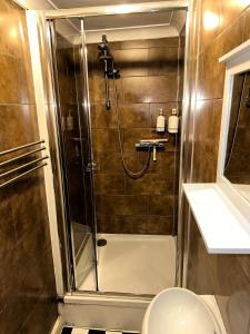 Islington Budget Rooms Bus Stop Outside Restaurants & Shops Easy Central London Access