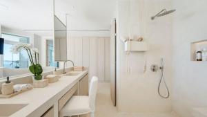 Waterfront beach paradise apartment