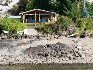 West facing Waterfront Cottage with private beach & buoy & dock access
