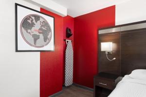 Queen Room with Bathtub w/Grab Bars - Mobility/Hearing Accessible - Non-Smoking room in Red Roof Inn & Suites Medford - Airport