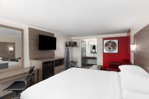 King Suite - Non-Smoking room in Red Roof Inn & Suites Medford - Airport
