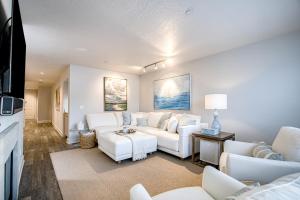 Peaceful Lakefront Beauty (D105)