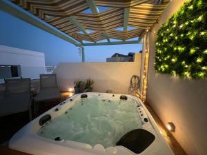 Amazing 4 bedroom Sliema Town House with Jacuzzi