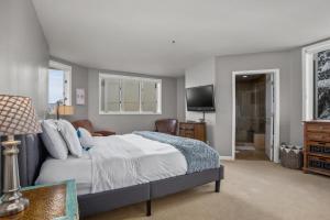 Outdoor Pool and Hot Tub, Gas Grill on Patio, Private Washer & Dryer