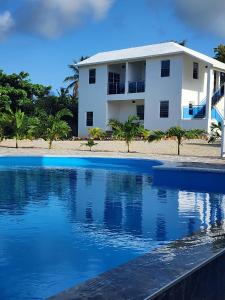 Bella Villa room with large pool and close to beach