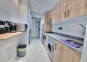 Appt new 4 bed apartment upto 8 aircon beach 7min