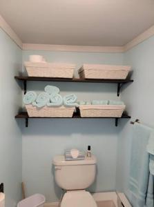 Picturesque lake-front cottage close to amenities